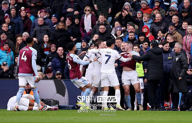 ▲ 존슨과 매디슨이 맥긴에게 달려들어 항의했고, 흥분한 맥긴도 불같이 화를 냈다. 상황을 본 손흥민은 뒤엉킨 무리에 비집고 들어가 떼어내려고 했다