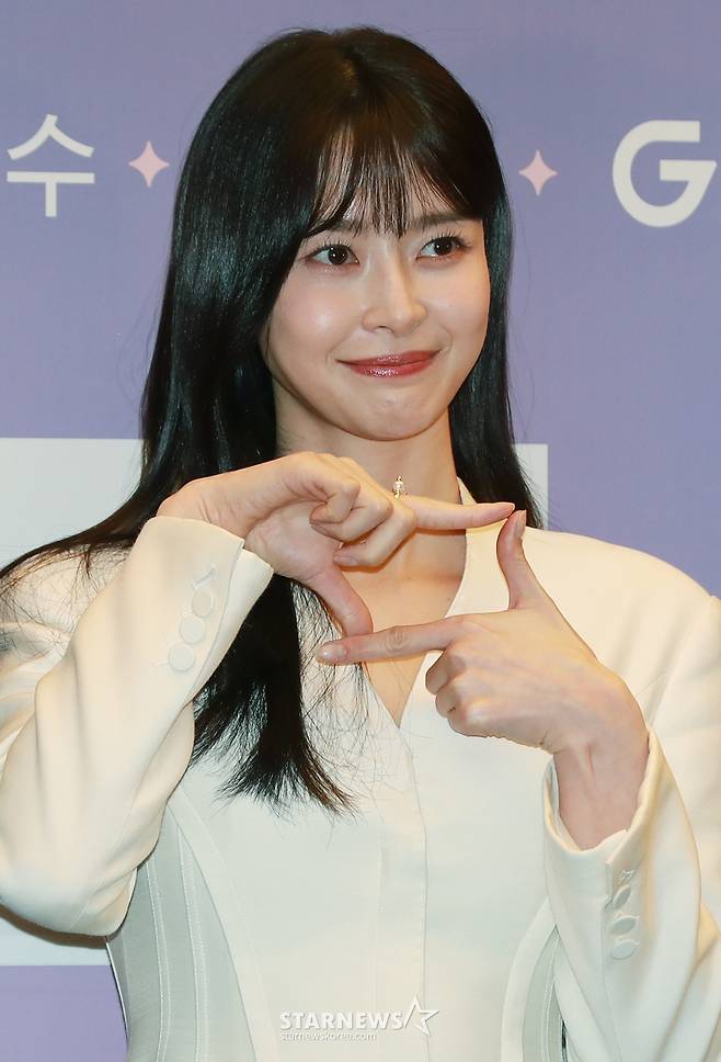 배우 권나라가 11일 오후 서울 마포구 상암동 스탠포드 호텔에서 진행된 지니TV 새 드라마 '야한 사진관' 제작발표회에 참석해 포즈를 취하고 있다.  오직 죽은 자들을 위해 존재하는 귀객 전문 사진관의 까칠한 사진사와 열혈 변호사가 서늘한 밤 손님들과 생과 사를 오가며 펼치는 아찔하고도 기묘한 이야기 '야한 사진관'은 오늘(11일) 첫 방송된다. /2024.03.11 /사진=이동훈