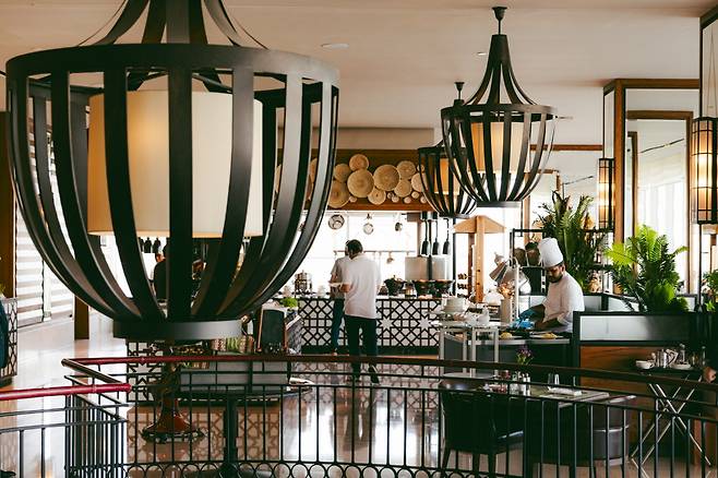 조식 뷔페가 운영되는 '트웬티 포(Twenty Four)'. 아랍 음식부터 양식까지 골고루 갖췄다. 5종류의 대추야자(Dates)를 비교시식하고, 마나키쉬(Manakish)와 팔라펠(Falafel), 후무스(Hummus), 무갈갈(Mugalgal)등 사우디아라비아를 포함한 아랍의 식문화를 알아가는 즐거움이 있다. 또 아보카도, 터키햄, 연어 등 다양한 부재료를 선택할 수 있는 에그베네딕트도 매력적인 메뉴다