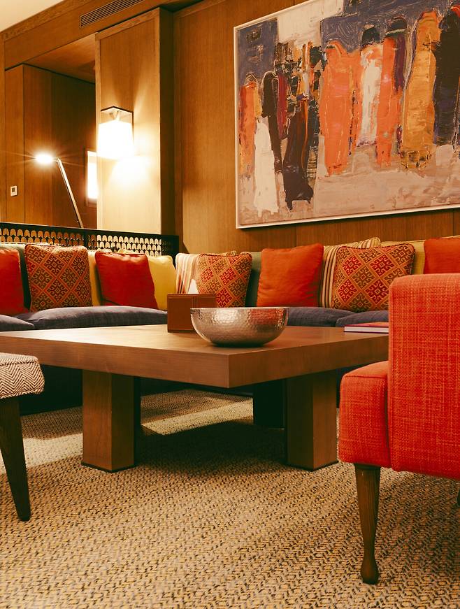 오후의 티타임, 늦은 밤 진솔한 대화를 하고 싶게끔 만드는 널찍한 거실. 아라비아풍의 소파와 쿠션이 돋보인다