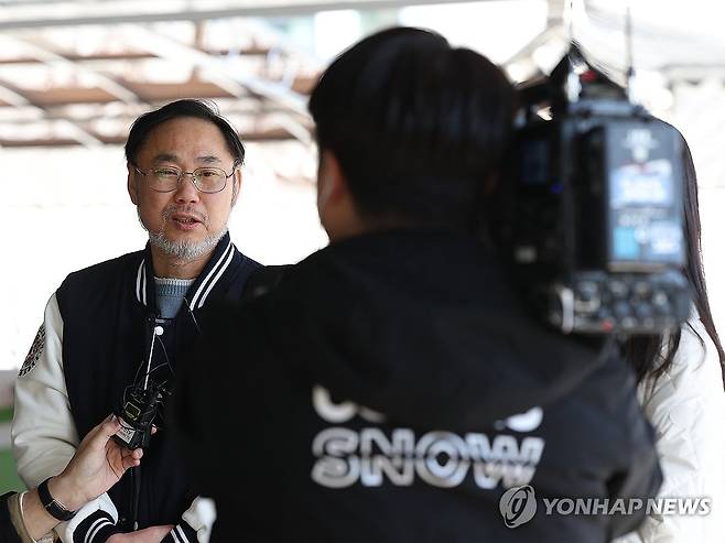 '전공의 블랙리스트' 고발인 조사 (서울=연합뉴스) 이지은 기자 = 김순환 서민민생대책위원회 사무총장이 9일 오후 서울 종로구 서울경찰청 사이버수사과에서 전공의 블랙리스트 관련 고발인 조사를 받기 전 취재진의 질문에 답하고 있다. 2024.3.9 jieunlee@yna.co.kr