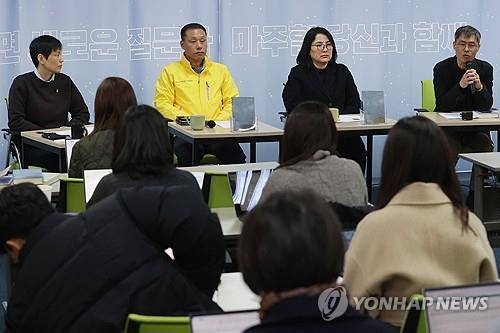 세월호 10주기 기록 '520번의 금요일' 출간    (서울=연합뉴스) 강민지 기자 = 11일 오전 서울 중구 재난피해자권리센터에서 세월호 10주기 기록집 '520번의 금요일'과 '봄을 마주하고 10년을 걸었다' 출간 기자간담회가 열리고 있다. 왼쪽부터 유해정 작가, 김종기(수진아빠), 강지은(상준엄마), 강곤 작가. 2024.3.11
    mjkang@yna.co.kr