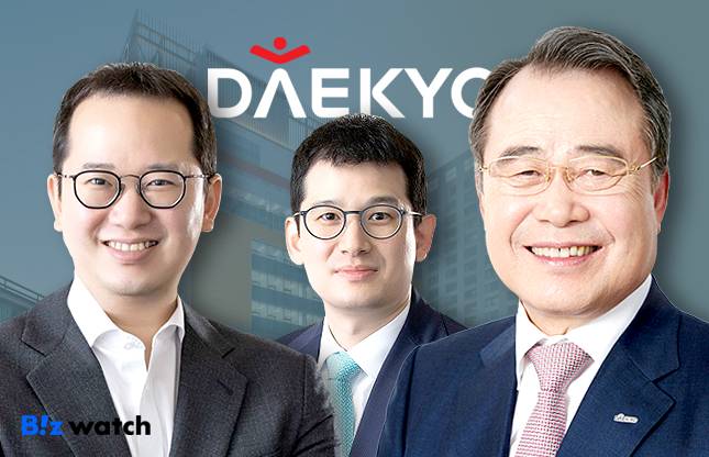 강영중 대교그룹 회장(오른쪽). 장남 강호준 (주)대교 대표(왼쪽). 강호철 대교홀딩스 대표.