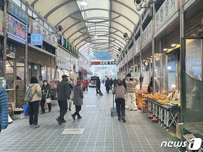 서울 동대문구 청량리청과물시장 내부가 한산한 모습이다. ⓒ 뉴스1 김형준 기자