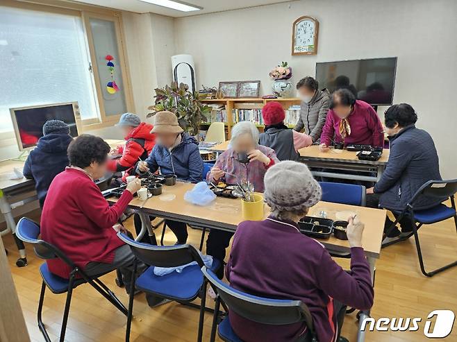 경로당에서 도시락을 먹는 어르신들.(강남구청 제공)