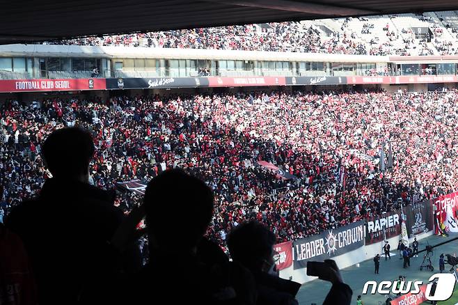 10일 오후 마포구 성산동 서울월드컵경기장에서 열린 하나은행 K리그1 2024 2라운드 FC서울과 인천 유나이티드의 경기를 찾은 관중들이 몸을 푸는 선수들을 지켜보고 있다. 2024.3.10/뉴스1 ⓒ News1 박정호 기자