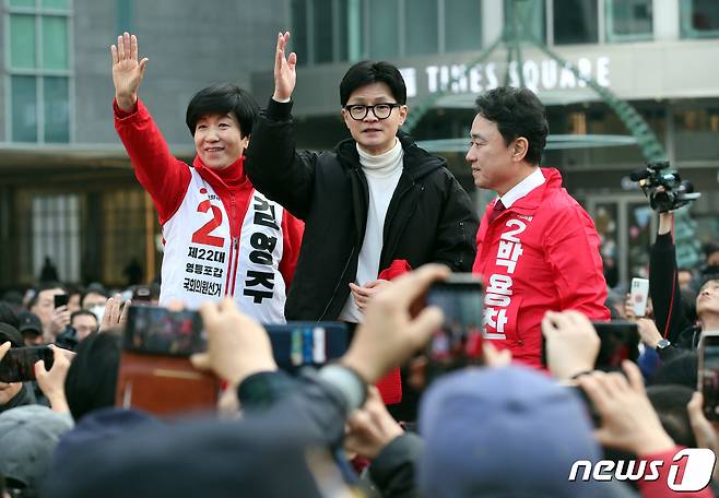 한동훈 국민의힘 비상대책위원장이 12일 서울 영등포구 타임스퀘어 앞에서 김영주 영등포갑, 박용찬 영등포을 후보의 지지를 호소하고 있다. (공동취재) 2024.3.12/뉴스1 ⓒ News1 송원영 기자