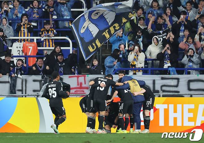 12일 오후 울산 문수축구경기장에서 열린 2023-2024아시아축구연맹(AFC) 챔피언스리그 8강 2차전 울산 HD FC와 전북 현대 모터스의 경기, 울산 설영우가 선제골을 넣은 뒤 세리머니 과정에서 어깨를 다쳐 팀 동료들에 둘러싸여 있다. 2024.3.12/뉴스1 ⓒ News1 김도우 기자