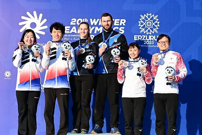 대한민국 데플림픽 컬링 대표팀 김지수(왼쪽)와 윤순영(왼쪽 두 번째)이 2023 에르주름 동계데플림픽 컬링 혼성 2인조에서 은메달을 따낸 후 기뻐하고 있다. 사진 | 한국농아인스포츠연맹