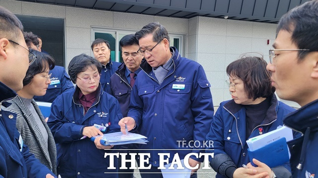 진병영 함양군수가 공설자연장지 조성사업 등 군내 주요 사업 현장을 점검하고 있다./함양군