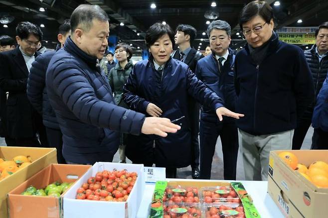 송미령 농림축산식품부 장관(가운데)이12일 서울시 가락시장을 방문해 주요 과일의 도매시장 반입 현황과 도매가격을 점검하고 있다.