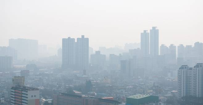 지난 4일 광주광역시 시내가 미세먼지와 안개로 뿌옇다. 2024.3.4. /김영근 기자