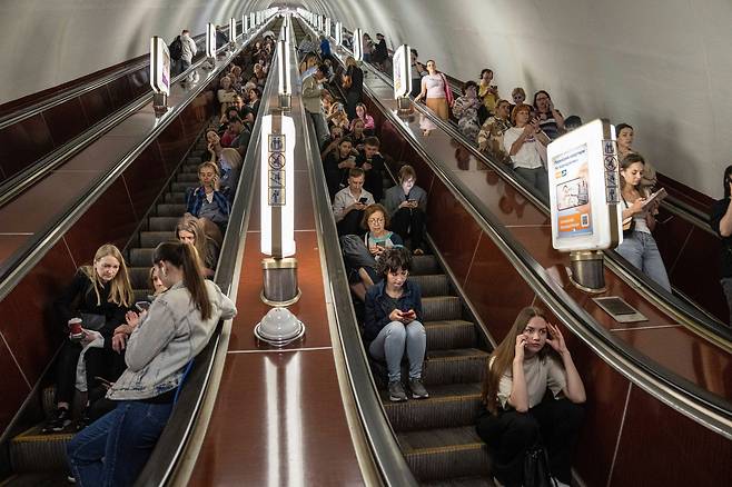 지난달 29일 우크라이나 키이우시에 러시아의 로켓 공격이 잇달아 발생하자 시민들이 지하철역으로 대피해 있다./AP연합뉴스