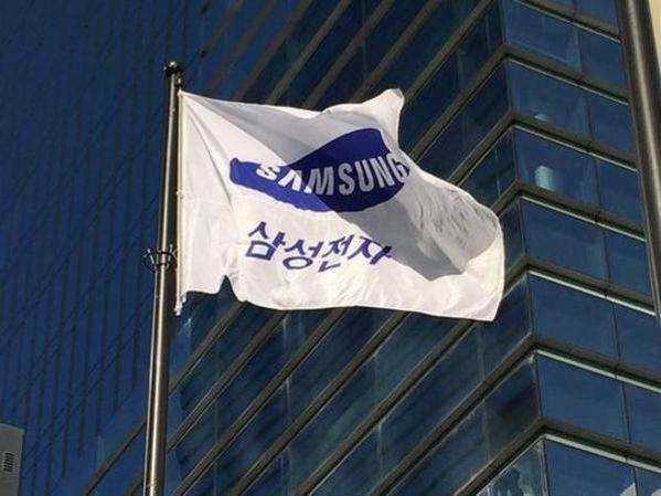 삼성전자 서초사옥 앞에 회사 로고가 들어간 깃발이 펄럭이고 있다./조선일보DB