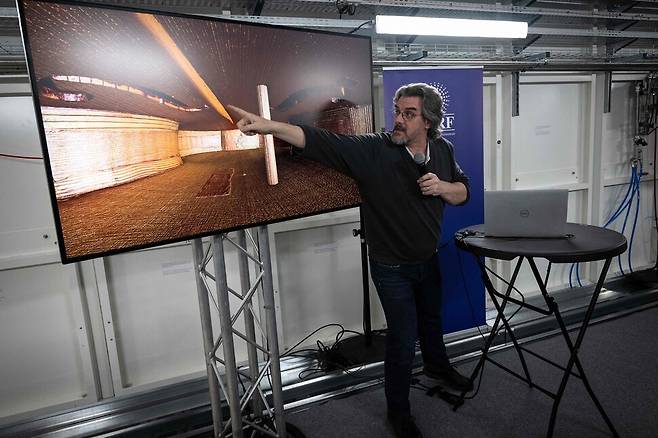 11일 프랑스 그르노블의 유럽 싱크로트론 방사선 연구소의 한 과학자가 1743년 제작되어 거장 니콜로 파가니니가 연주한 세계에서 가장 유명한 바이올린 ‘일 캐논’에 대한 비파괴 X-선 분석을 시연하고 있다. AFP 연합뉴스