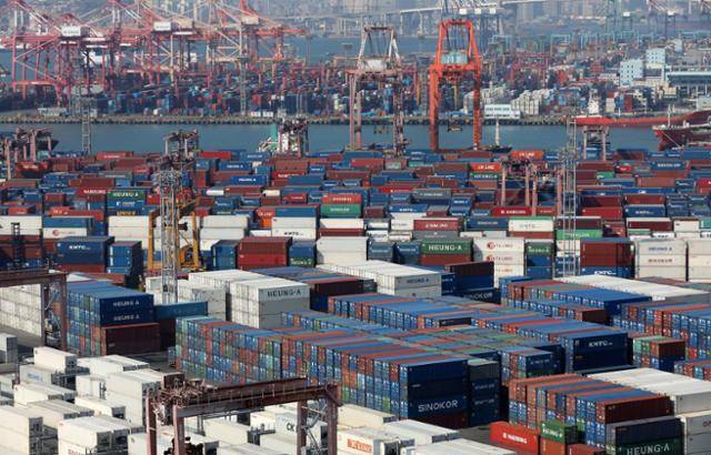 8일 부산항 신선대부두와 감만부두 야적장에 컨테이너가 가득 쌓여 있다. 부산=뉴스1