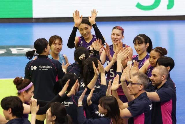 12일 경기도 수원실내체육관에서 열린 프로배구 V리그 여자부 현대건설 힐스테이트와 흥국생명 핑크스파이더스의 경기. 세트스코어 3-0으로 승리한 흥국생명 선수들이 기뻐하고 있다. 수원=연합뉴스