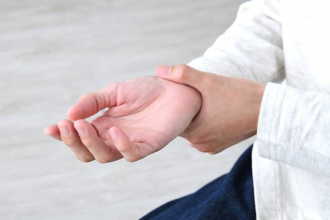 수전증은 저혈당증, 파킨슨병, 정신질환 등이 있을 때도 발생할 수 있다./사진=게티이미지뱅크