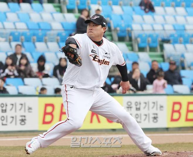 2024 프로야구 한화 이글스와 KIA 타이거즈의 시범경기가 12일 오후 대전 한화생명이글스파크에서 열렸다. 류현진이 선발 등판해 역투하고 있다. 대전=김민규 기자 /2024.03.12/
