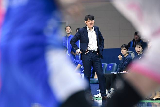 사진은 지난 10일 아산 이순신체육관에서 열린 우리은행과 삼성생명의 2023~24 여자프로농구 PO 1차전에서 코트를 지켜보고 있는 위성우 우리은행 감독. 사진=WKBL