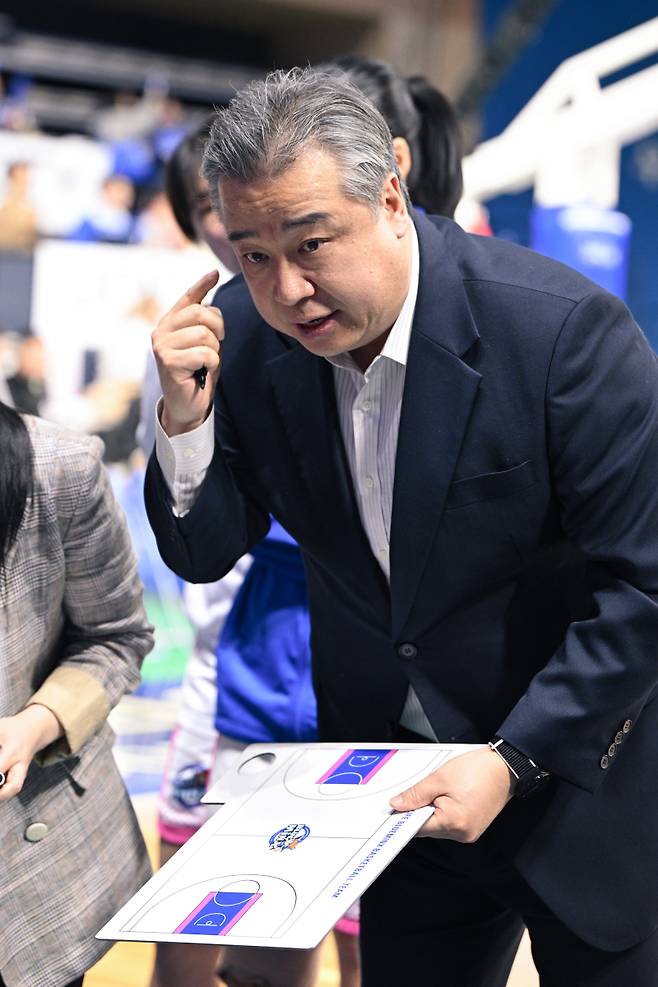 사진은 지난 10일 아산 이순신체육관에서 열린 우리은행과 삼성생명의 2023~24 여자프로농구 PO 1차전에서 지시를 내리고 있는 임근배 삼성생명 감독의 모습. 사진=WKBL