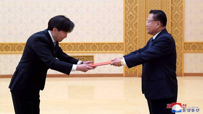 주북 몽골대사 신임장 받는 최룡해 상임위원장 [사진 제공: 연합뉴스]