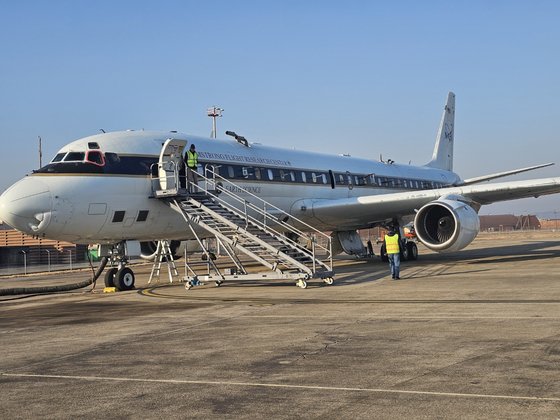 10일 오전 오산 공군기지에서 이륙 준비 중인 미국 항공우주국(NASA) 항공기 DC-8기 모습. 창가에 나와있는 관을 통해 대기 중 에어로졸을 흡입, 분석한다. 정은혜 기자