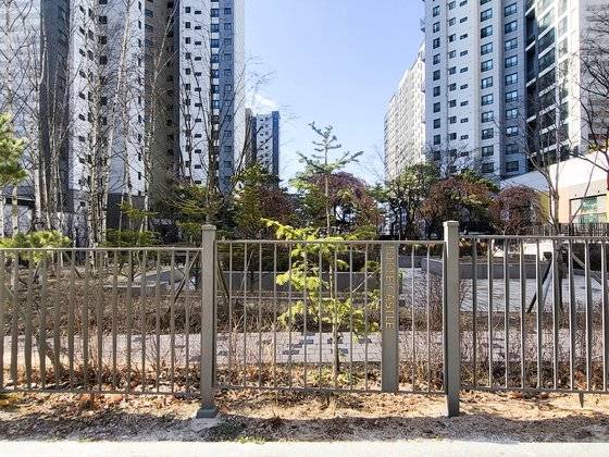 지난 8일 서울 은평구 수색동 DMC롯데캐슬더퍼스의 공개공지에 담장이 설치돼있다. 한은화 기자