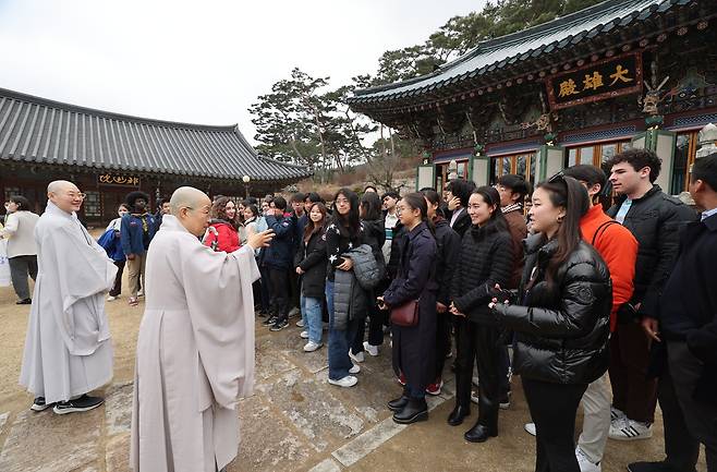 12일 진관사 대웅전 앞에서 미국 하버드 대학생들이 한국 전통 불교문화를 체험하며 설명을 듣고 있다. 뉴시스