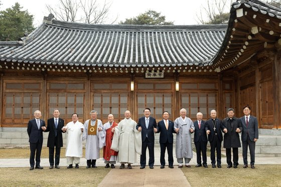 윤석열 대통령이 12일 오후 서울 종로구 청와대 상춘재에서 열린 종교지도자들과 오찬 간담회에 참석해 기념 촬영하고 있다.  왼쪽부터 유인촌 문화체육관광부 장관, 천도교 주용덕 교령 대행, 한국민족종교협의회 김령하 회장, 원불교 나상호 교정원장, 천태종 총무원장 덕수스님, 조계종 총무원장 진우스님, 윤 대통령, 한국교회총연합 대표회장 장종현 목사, 유교 최종수 성균관장, 수원중앙침례교회 김장환 원로목사, 한국 천주교 주교회의 이용훈 의장, 천주교 서울대교구 정순택 교구장, 이관섭 대통령 비서실장. 사진 대통령실=뉴스1