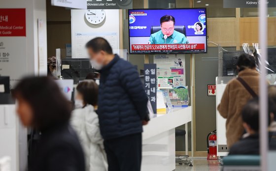 연일 계속되는 의료공백을 메우기 위해 군의관과 공중보건의까지 의료 현장에 투입된 가운데 12일 서울 시내의 한 병원에 설치된 TV에 의대증원을 둘러싼 의료공백 관련 뉴스가 보도되고 있다. 연합뉴스