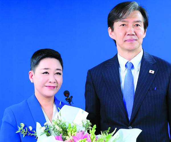 조국 조국혁신당 대표가 11일 서울 여의도 당사에서 열린 입당 환영식에서 가수 리아(본명 김재원)와 함께 기념사진을 찍고 있다. 리아는 2022년 대선 후보였던 이재명 더불어민주당 대표의 등장곡을 부르는 등 이 대표 캠프에서 활동했다. 연합뉴스