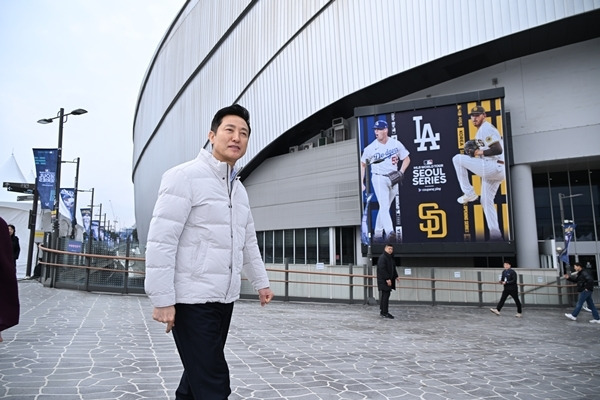 오세훈 서울시장이 오는 20~21일 국내 최초로 열리는 '2024 메이저리그(MLB) 월드투어 서울 시리즈'를 앞두고 12일 서울시 구로구 고척스카이돔을 찾아 인파 관리 대책을 확인하고 있다. 연합뉴스