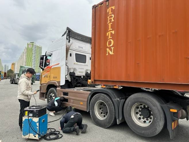 낙동강유역환경청 관계자 등이 11일 부산항 신항에서 화물차량 배출가스를 무상점검하고 있다./사진=부산항만공사