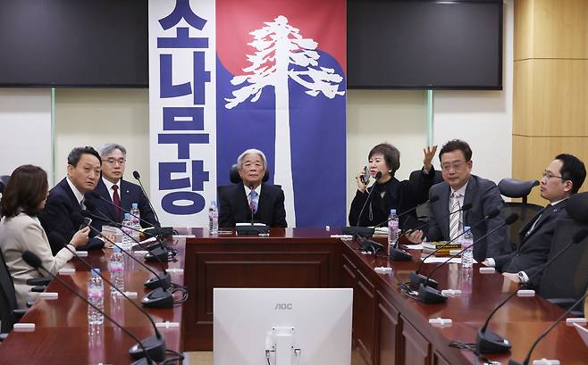 11일 국회 의원회관에서 소나무당 기자간담회가 열리고 있다.[연합]