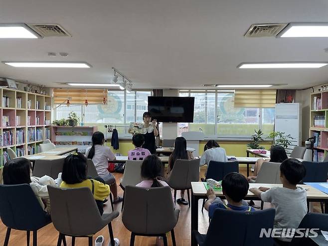 [용인=뉴시스] 기흥구에 있는 '꿈꾸는 북라이크 작은도서관' 운영 모습.