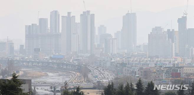 [대구=뉴시스] 이무열 기자 = 대구지역 초미세먼지 농도가 나쁨 수준인 지난 4일 대구 북구 산격동에서 바라본 도심이 뿌옇게 보이고 있다. 2024.03.04. lmy@newsis.com