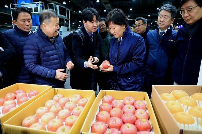 [서울=뉴시스] 송미령 농림축산식품부 장관이 12일 오전 서울 송파구 가락시장 과일 경매장을 방문해 사과를 살펴보고 있다. (사진=농림축산식품부 제공) 2024.03.12. photo@newsis.com *재판매 및 DB 금지