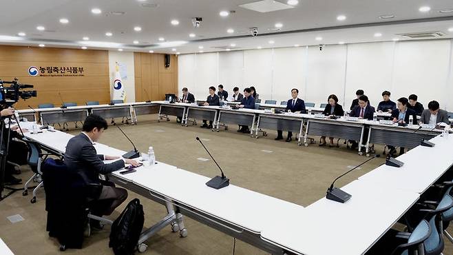 [세종=뉴시스] 한훈 농림축산식품부 차관이 12일 대형 유통업계와 물가 안정 간담회를 주재했다. (사진=농식품부 제공) *재판매 및 DB 금지