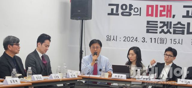 ▲국민의힘 김종혁 경기 고양시병 후보가 11일 일산동구 라페스타에서 열린 '고양시민 간담회'에서 인사말을 하고 있다. ⓒ박진영 기자