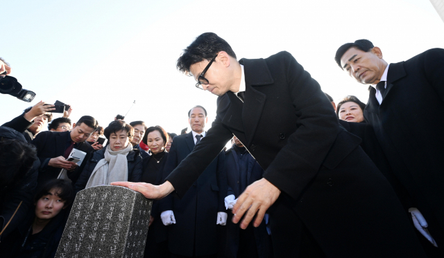 ▲국민의힘 한동훈 비상대책위원장이 4일 오전 광주 북구 국립5·18민주묘지에서 윤상원·박기순 묘를 참배하고 있다. [공동취재] ⓒ연합뉴스