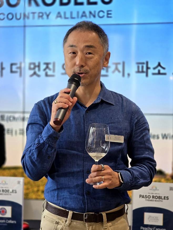 파소 로블스 와인 테이스팅 행사에서 인사말을 하는 캘리포니아와인협회 북아시아 공동대표 히로 테지마(Hiro Tejima).