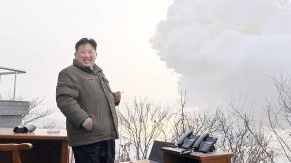 북한이 2022년 2월 16일 고체연료를 사용하는 신형 대륙간탄도미사일(ICBM)을 개발하기 위한 것으로 보이는 고출력 로켓엔진 시험에 성공했다고 밝혔다. 15일 평안북도 동창리에서 해당 시험을 참관한 김정은 국무위원장의 모습. 조선중앙TV 화면 캡처 로이터 연합뉴스