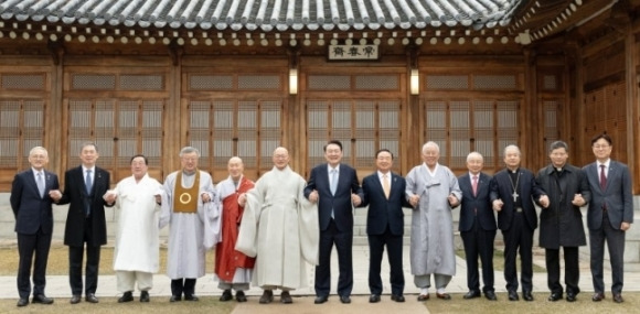 윤석열 대통령이 12일 청와대 상춘재 앞에서 종교지도자 오찬 간담회 참석자들과 기념촬영을 하고 있다. 왼쪽부터 유인촌 문화체육관광부 장관, 천도교 주용덕 교령 대행, 한국민족종교협의회 김령하 회장, 원불교 나상호 교정원장, 천태종 총무원장 덕수스님, 조계종 총무원장 진우스님, 윤 대통령, 한국교회총연합 대표회장 장종현 목사, 유교 최종수 성균관장, 수원중앙침례교회 김장환 원로목사, 한국 천주교 주교회의 이용훈 의장, 천주교 서울대교구 정순택 교구장, 이관섭 대통령 비서실장. 대통령실 제공