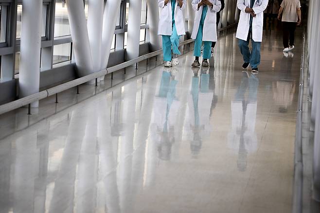 서울의 한 대학병원에서 이동하고 있는 의료진들.ⓒ시사IN 박미소
