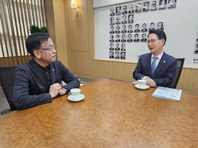 심덕섭 고창군수가 지난 11일 최상목 경제부총리를 만나 노을대교 조기착공 등 현안사업 지원을 건의했다. 사진제공ㅣ고창군