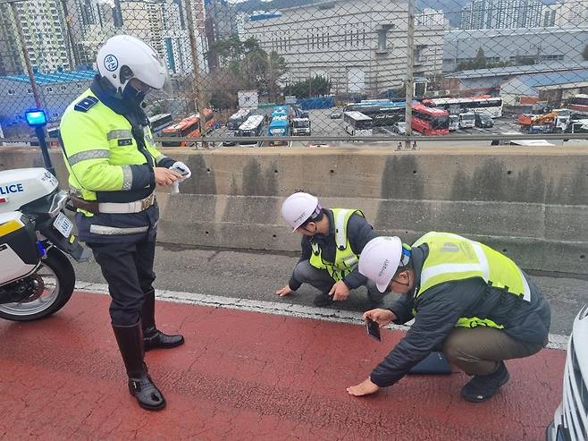 부산시설공단 도로처가 부산경찰청 도로순찰대와 동서로 합동점검을 진행하고 있다. 사진제공ㅣ부산시설공단