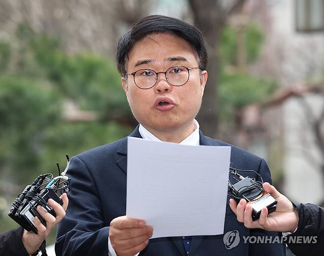 경찰 출석하는 임현택 대한소아청소년과의사회장 (서울=연합뉴스) 김인철 기자 = 임현택 대한소아청소년과의사회장이 12일 오전 전공의 집단 사직 공모 의혹과 관련한 경찰 소환 조사를 받기 위해 서울 마포구 서울경찰청 공공범죄수사대로 출석하며 입장을 밝히고 있다. 2024.3.12 yatoya@yna.co.kr