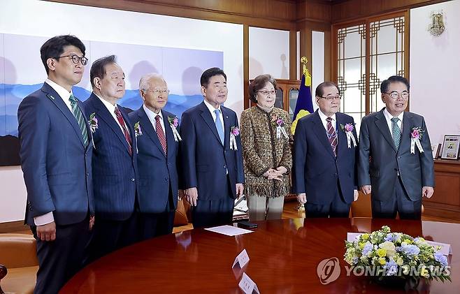 임시의정원 개원 105주년 기념식 사전환담 (서울=연합뉴스) 녹색정의당 김준우 상임대표(왼쪽부터), 정대철 대한민국헌정회장, 손정도 후손 손명원씨, 김진표 국회의장, 김인전 후손 최혜경씨, 이종찬 광복회장, 백재현 국회사무총장이 12일 서울 여의도 국회에서 열린 임시의정원 개원 105주년 기념식 사전환담에서 기념촬영을 하고 있다. 2024.3.12 [국회사진기자단] photo@yna.co.kr