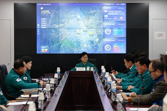 강북구 '디지털 강북 통합플랫폼' 구축 이순희 서울 강북구청장이 '디지털 강북 통합플랫폼' 시연회에서 도시 안전 상황을 보고받고 있다. [강북구 제공. 재판매 및 DB 금지]